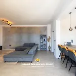 Neoma Vila *