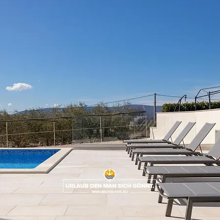 Neoma Villa