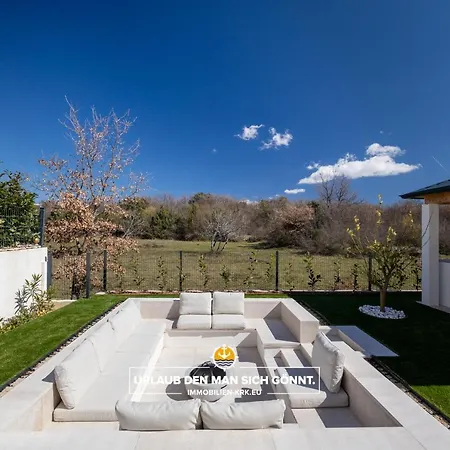 Neoma Villa *